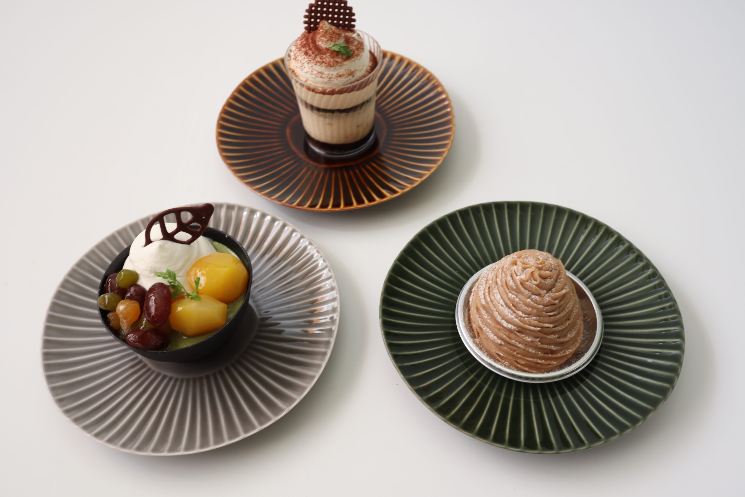 波佐見焼の一龍陶苑が送る焼き物ブログ職人の技が光る！しのぎ中皿3枚